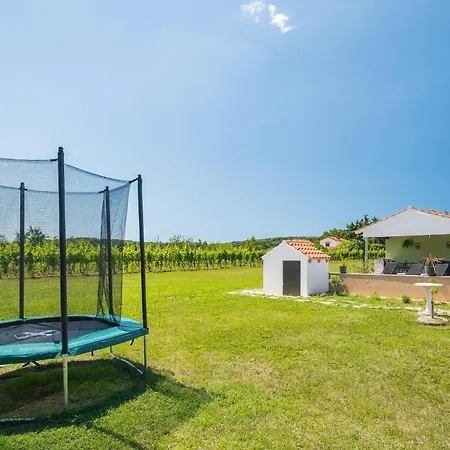 Holiday home Awesome In With Kitchen Rovinj