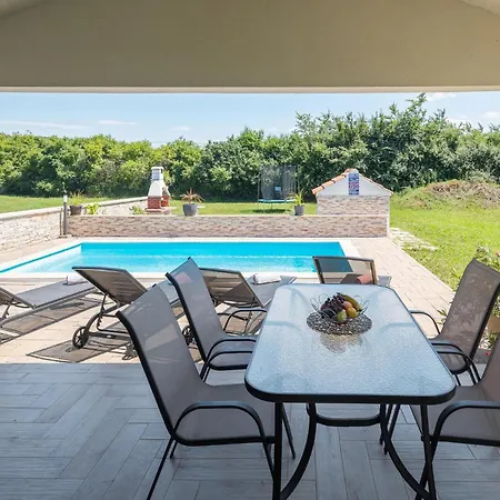 Vakantiehuis In With 2 Bedrooms, Wifi&outdoor Swimming Pool *