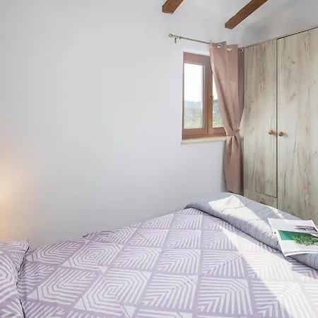Vakantiehuis In With 2 Bedrooms, Wifi&outdoor Swimming Pool Rovinj