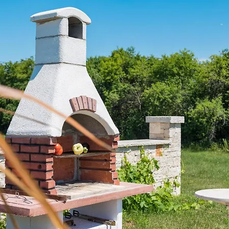 Vakantiehuis In With 2 Bedrooms, Wifi&outdoor Swimming Pool