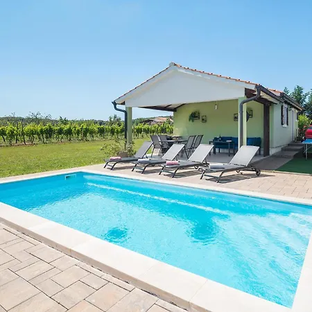 Vakantiehuis In With 2 Bedrooms, Wifi&outdoor Swimming Pool