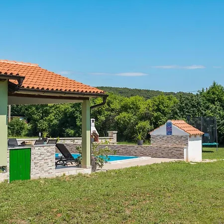 Vakantiehuis In With 2 Bedrooms, Wifi&outdoor Swimming Pool
