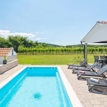 Vakantiehuis In With 2 Bedrooms, Wifi&outdoor Swimming Pool